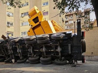 مصدومیت دو آتش نشان در حادثه واژگونی یک جرثقیل
