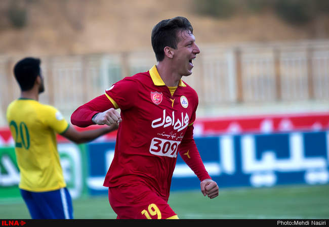 مسابقه فوتبال بین دوتیم نفت تهران و صنعت نفت آبادان