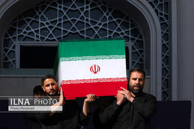 اقامه نماز بر پیکر رهبر شهید انقلاب با حضور جمعی از مسئولان، کارگزار�