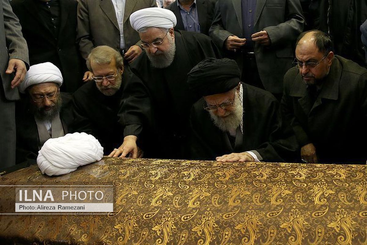 وداع رهبر انقلاب با پیکر آیت‌الله هاشمی + تصویر