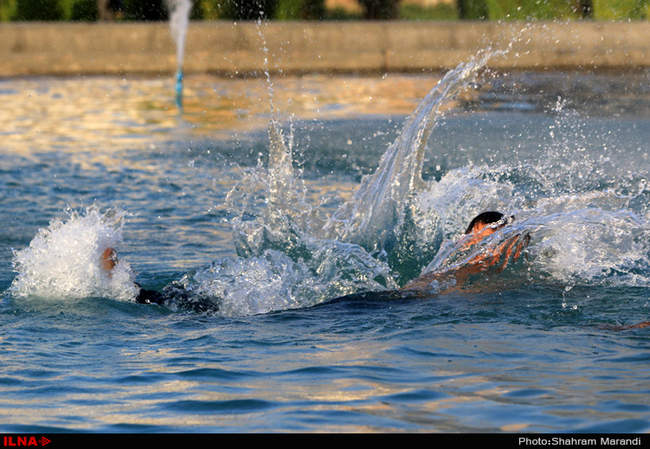 آب بازی کودکان در میدان امام اصفهان
