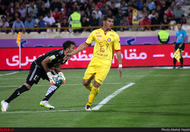 مسابقه فوتبال بین دوتیم پرسپولیس تهران و نفت تهران