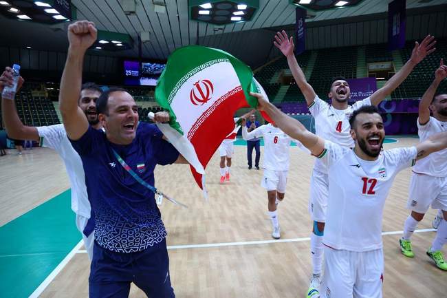خوشحالی ملی‌پوشان فوتسال ایران پس از قهرمانی در بازی‌های کشورهای اسلامی (عکس)