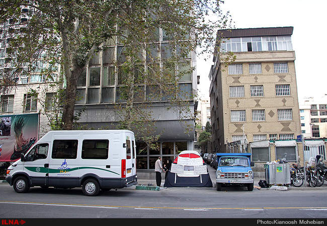 اعتراض و تحصن جانباز جنگ تحمیلی مقابل ساختمان بنیاد شهید