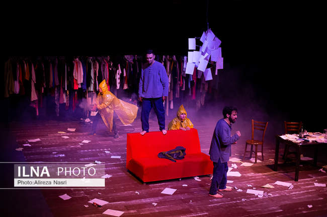 نمایش «موش‌ها و آدم‌ها» در تئاتر شهر قزوین 