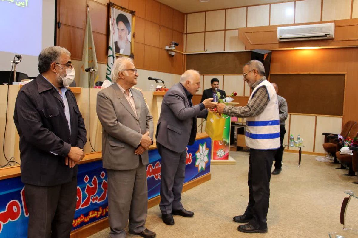 همیاران  ترافیک در شیراز به پاس قدردانی از حضور در ایام نوروز تجلیل شدند