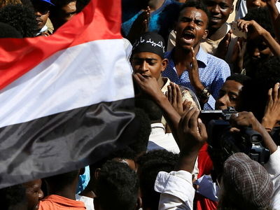 تظاهرات هزاران نفری حامیان ارتش در سودان همزمان با وخامت بحران سیاسی

