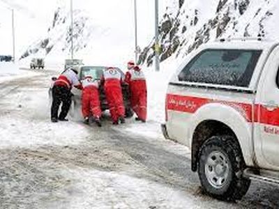 امداد رسانی نجاتگران‌ شهرستان کوهرنگ به ۱۱۰ دستگاه خودروی گرفتار شده در برف و کولاک‌ 