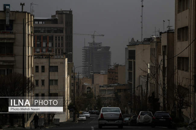  آسمان سیاه تهران پس از حمله به انبارهای نفتی