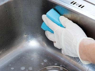 تمیز کردن سینک آشپزخانه با ترفندهای سریع و ساده