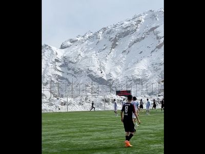 ویدئو: سوپرگلی تماشایی با پس‌زمینه قله‌های برفی