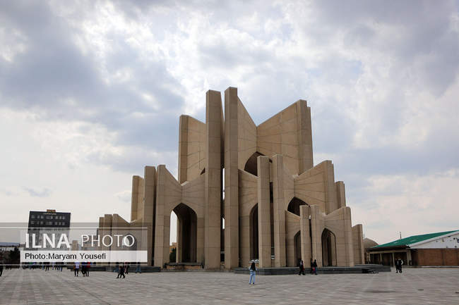 گردشگران نوروزی در مقبرةالشعرا