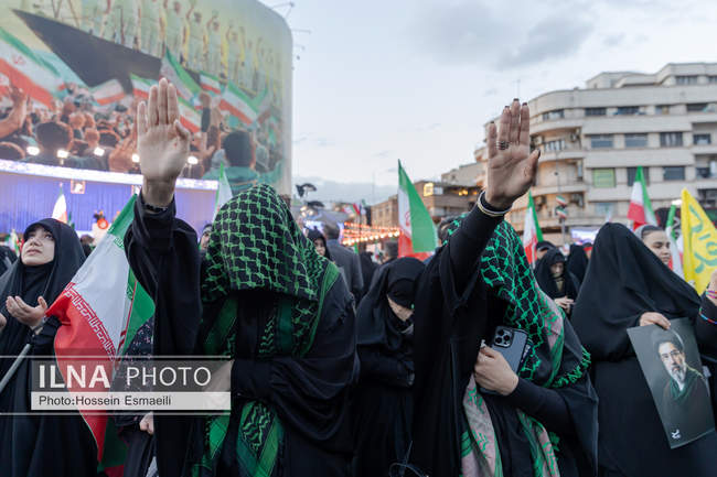 لحظه تحویل سال ۱۴۰۵ در میدان انقلاب