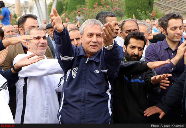 پیاده روی بازنشستگان سازمان تامین اجتماعی به همراه وزیر کار و امور ا