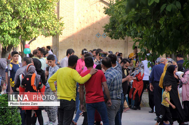 مهمانان نوروزی درآرامگاه حافظ