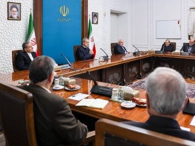  باید با دوستان مروت و با دشمنان مدارا داشته باشیم
