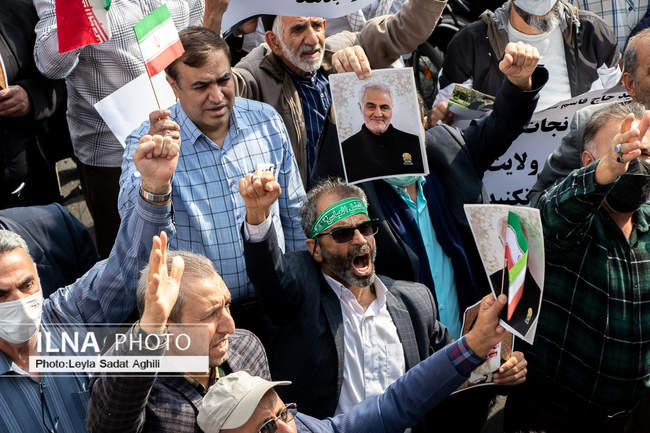 تجمع خانواده شهدا و ایثارگران مقابل سفارت آلمان 