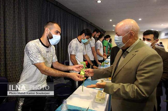 دیدار استاندار اصفهان با مدیریت کارخانه و اعضای تیم فوتبال ذوب آهن  