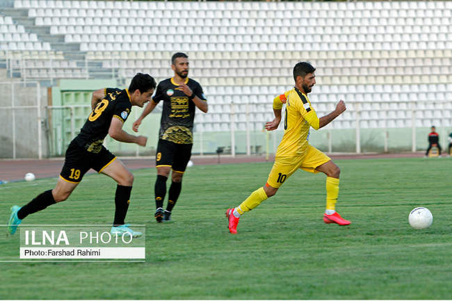 دیدارتیم های فوتبال فجرشهیدسپاسی شیراز و سپاهان اصفهان