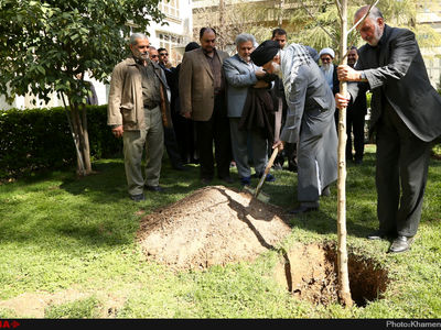کاشت نهال توسط مقام معظم رهبری در هفته منابع طبیعی
