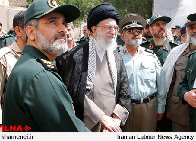 بازدید رهبر انقلاب از نمایشگاه دستاوردهای نیروی هوافضای سپاه پاسدار