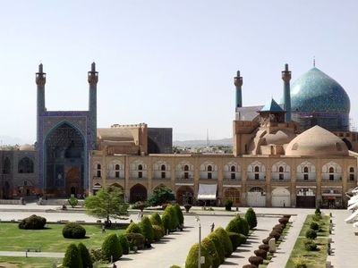 بزرگترین گنبد کاشی‌کاری جهان پس از 14 سال از حصار داربست‌ها خارج شد
