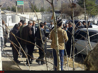 کارگران سهام دارن کارخانه قند یاسوج مقابل بانک تجارت تجمع کردند