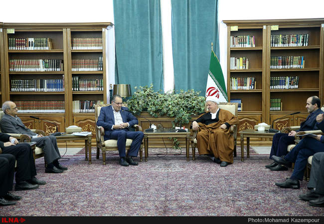دیدار روسا و منتخبین علمی مؤسسه تحقیقات واکسن و سرم‌سازی رازی با
آیت الله هاشمی رفسنجانی