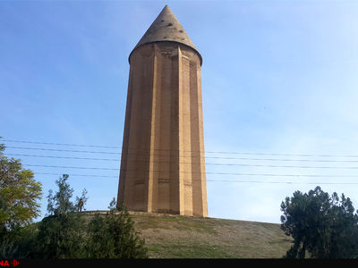 گنبد قابوس روی آب بنا شده/ برج را سوسک‌ها، فضله پرندگان و درختچه‌ها محاصره کرده‌اند+عکس