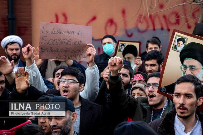 تجمع اعتراضی روحانیون و مردم تهران مقابل سفارت فرانسه