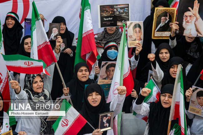 تجمع اعتراضی  روز گذشته کادر درمان مقابل بیمارستان گاندی