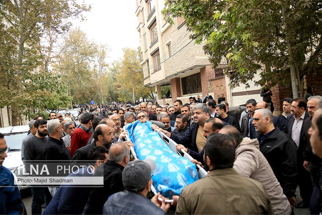  تشییع مرحومه مغفوره «زرین احمدی نژاد»