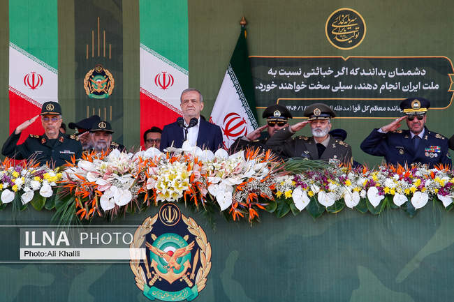 مراسم رژه روز ارتش با حضور رئیس جمهور