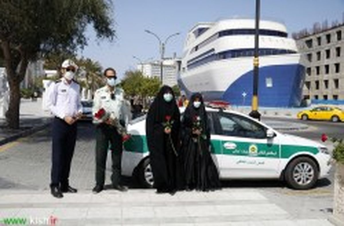 نیروی انتظامی و اهدای ۱۱۰ شاخه گل به زنان در جشن نیمه شعبان