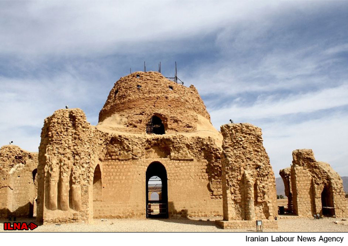 کاخ ساسانی سروستان، نم گرفته است