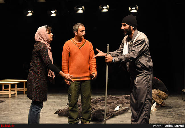 نمایش بهمن در تالار سایه شهر به روی صحنه رفت