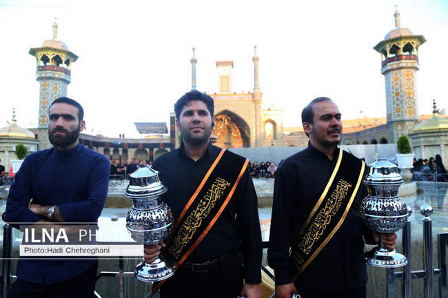 نصب پرچم حرم اباعبدالله الحسین (ع) بر گنبد حرم حضرت معصومه ( س)