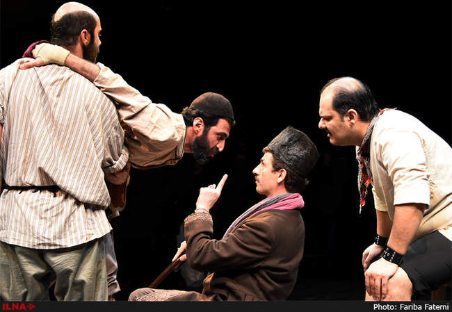 نمایش بوقلمون در تهران به روی صحنه رفت