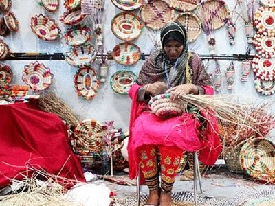 هشدار درباره فعالیت زنان روستایی مهاجر در مشاغل کاذب/ صنایع دستی روستاییان خرید تضمینی شود