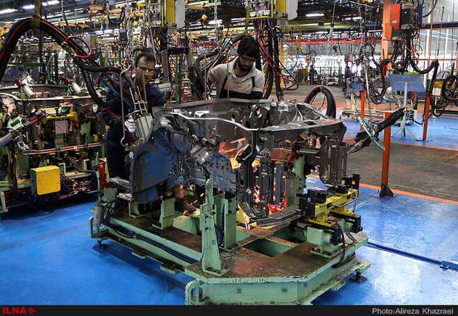 کارگران ایستاده اند...