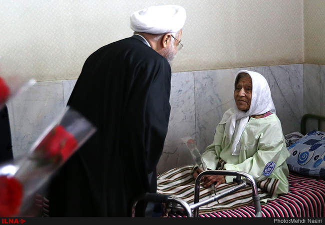 دیدار رئیس جمهور از خانه سالمندان و معلولین مجتمع قدس