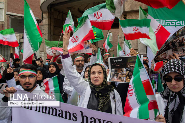 تجمع اعتراضی  روز گذشته کادر درمان مقابل بیمارستان گاندی
