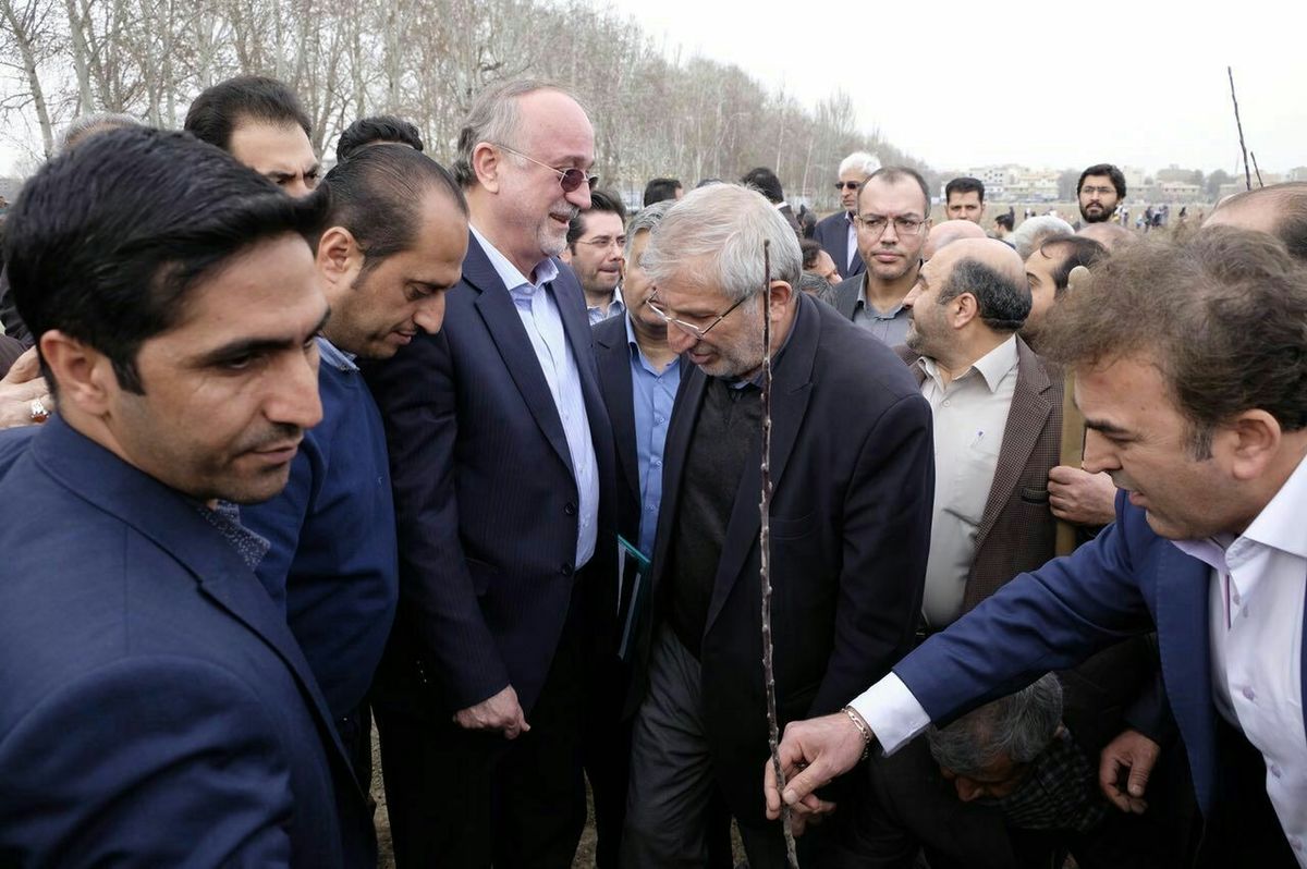 قسمتی از باغ سیب در اختیار مردم قرار می گیرد/ در راستای آبادانی تلاش می کنیم
