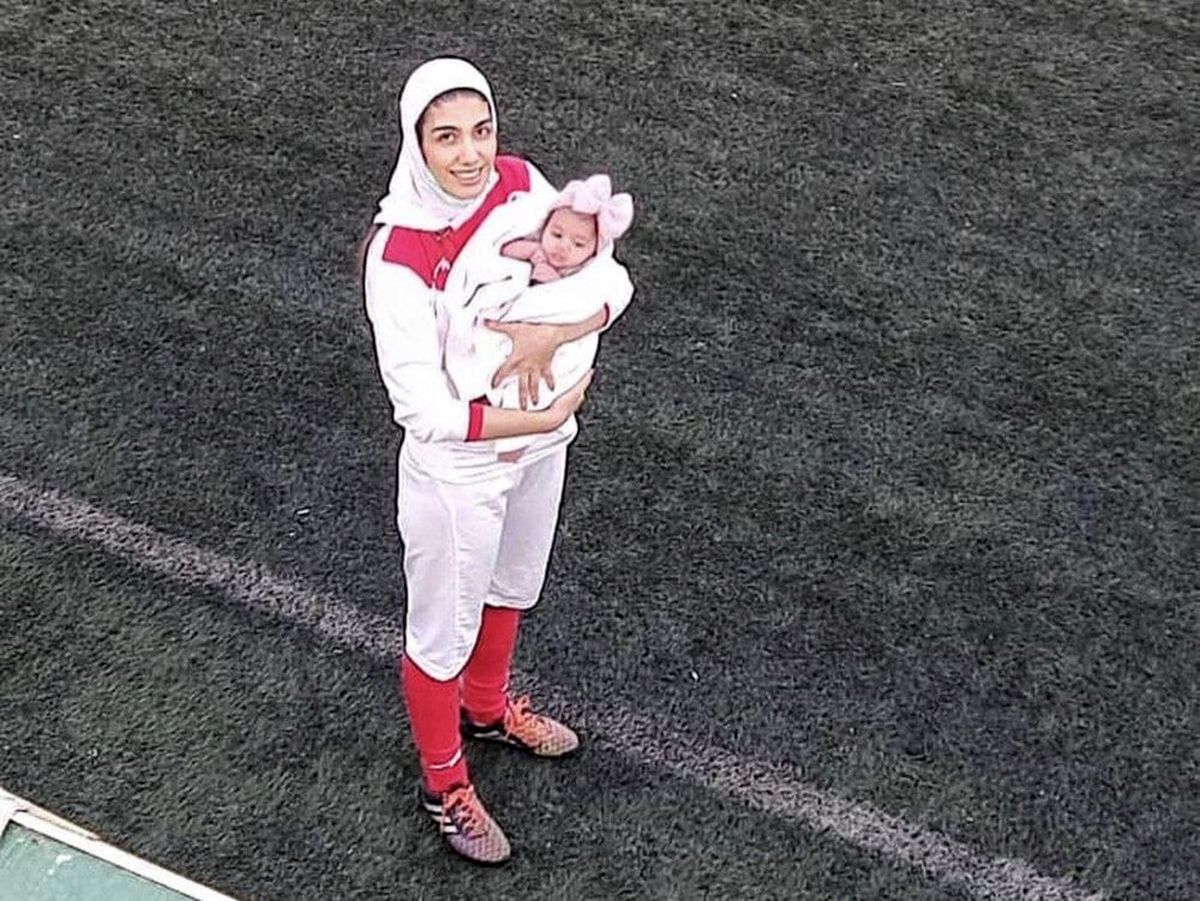 پوستر فدراسیون فوتبال به مناسبت روز مادر با تصویری از هافبک تیم ملی و دخترش
