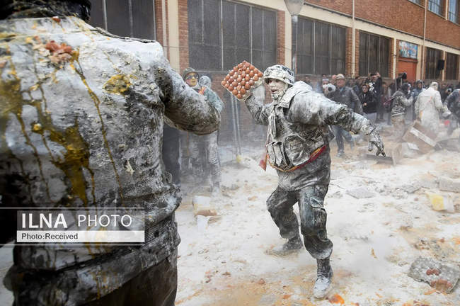 جشنواره نبرد خیابانی با آرد و تخم مرغ در اسپانیا 